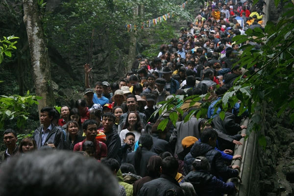 Khách nườm nượp đổ về, chùa Hương “bỏ túi” hàng tỷ đồng/ ngày