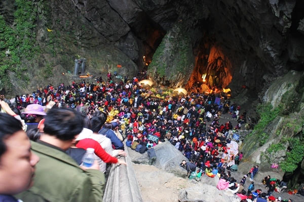 Khách nườm nượp đổ về, chùa Hương “bỏ túi” hàng tỷ đồng/ ngày