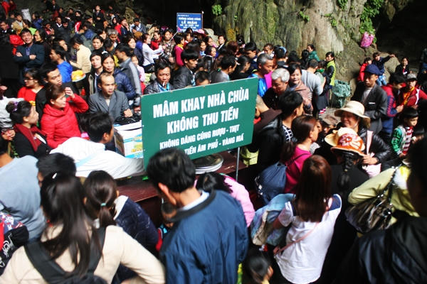 Khách nườm nượp đổ về, chùa Hương “bỏ túi” hàng tỷ đồng/ ngày