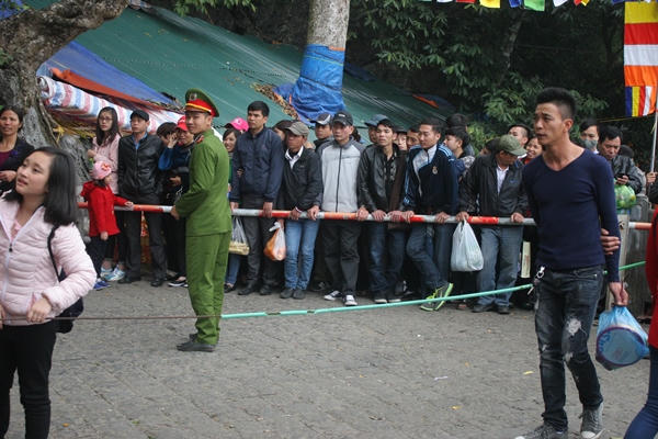 Khách nườm nượp đổ về, chùa Hương “bỏ túi” hàng tỷ đồng/ ngày