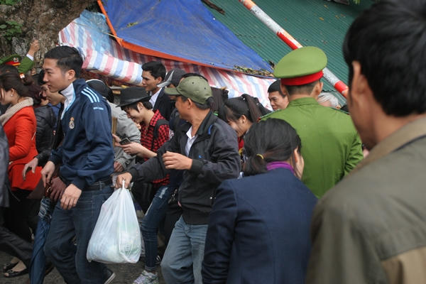 Khách nườm nượp đổ về, chùa Hương “bỏ túi” hàng tỷ đồng/ ngày