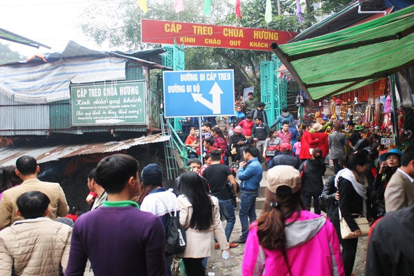 Khách nườm nượp đổ về, chùa Hương “bỏ túi” hàng tỷ đồng/ ngày