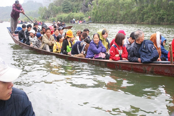Khách nườm nượp đổ về, chùa Hương “bỏ túi” hàng tỷ đồng/ ngày