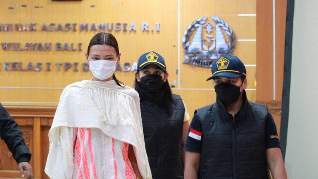 Indonesia trục xuất nữ du khách chụp ảnh khỏa thân dưới cây cổ thụ linh thiêng