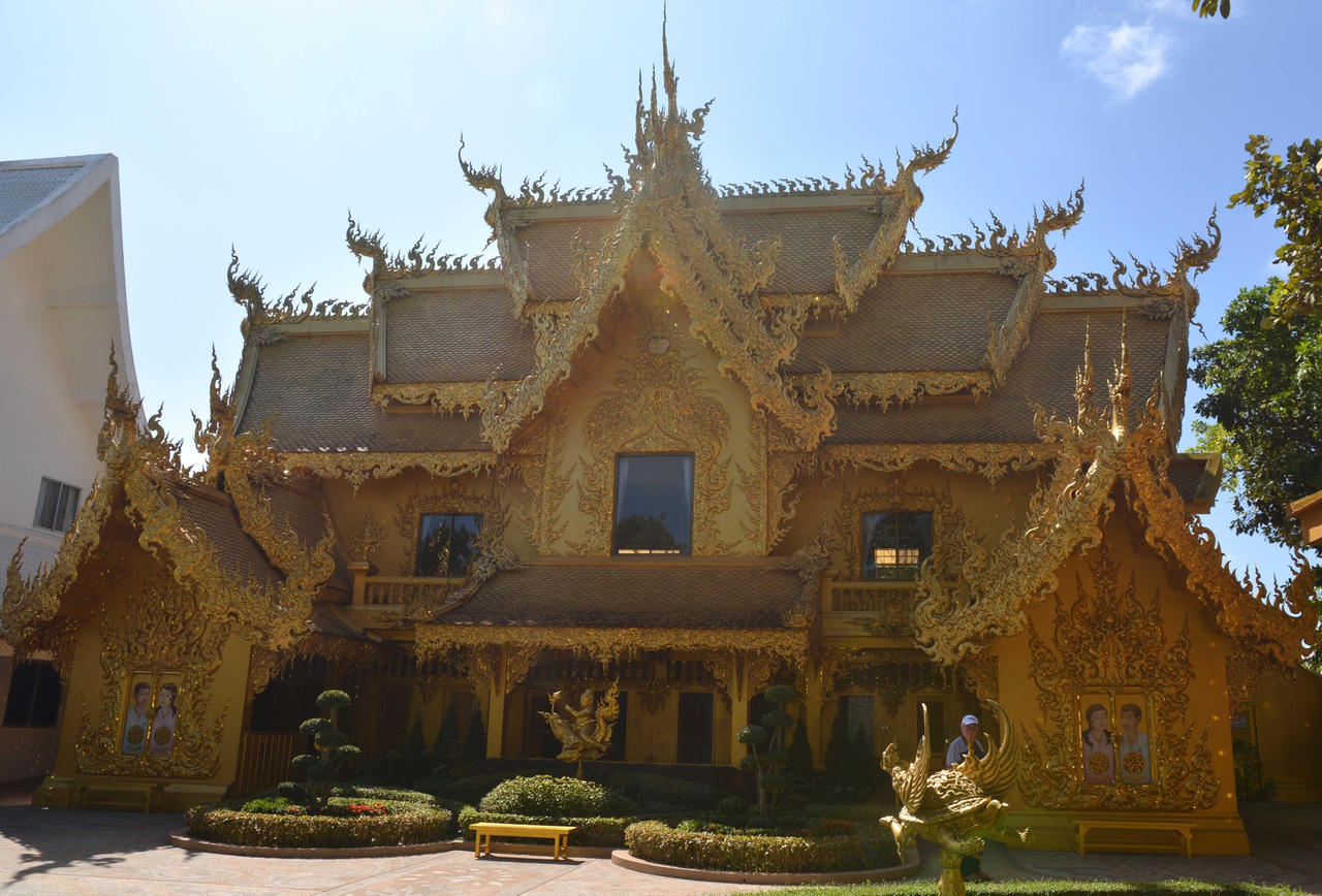 Chiêm ngưỡng ngôi chùa trắng huyền ảo giữa những tầng mây