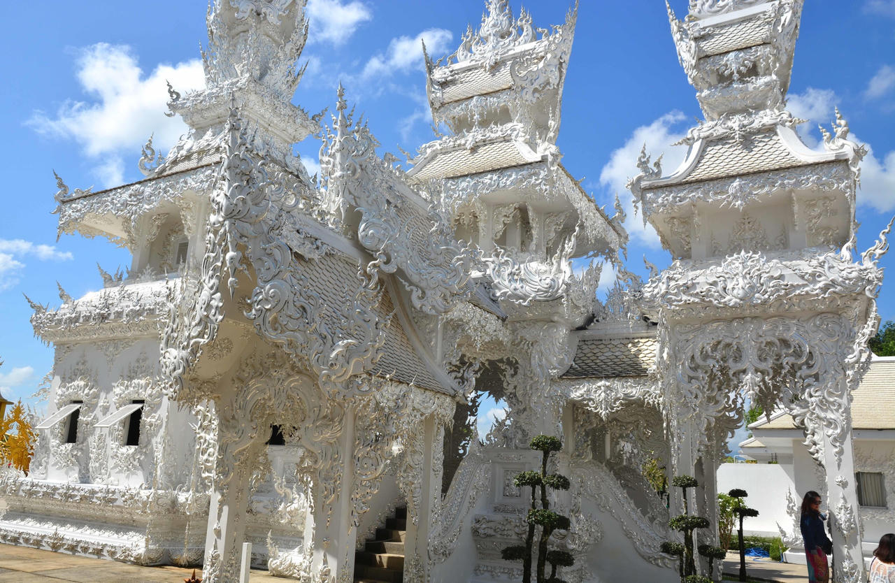 Chiêm ngưỡng ngôi chùa trắng huyền ảo giữa những tầng mây