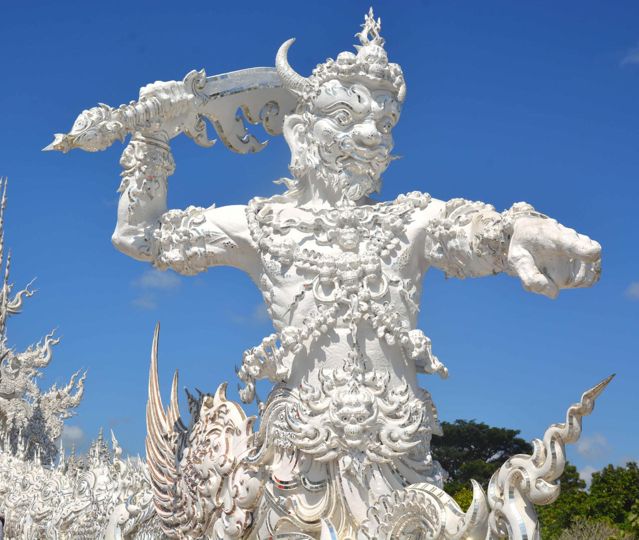 Chiêm ngưỡng ngôi chùa trắng huyền ảo giữa những tầng mây