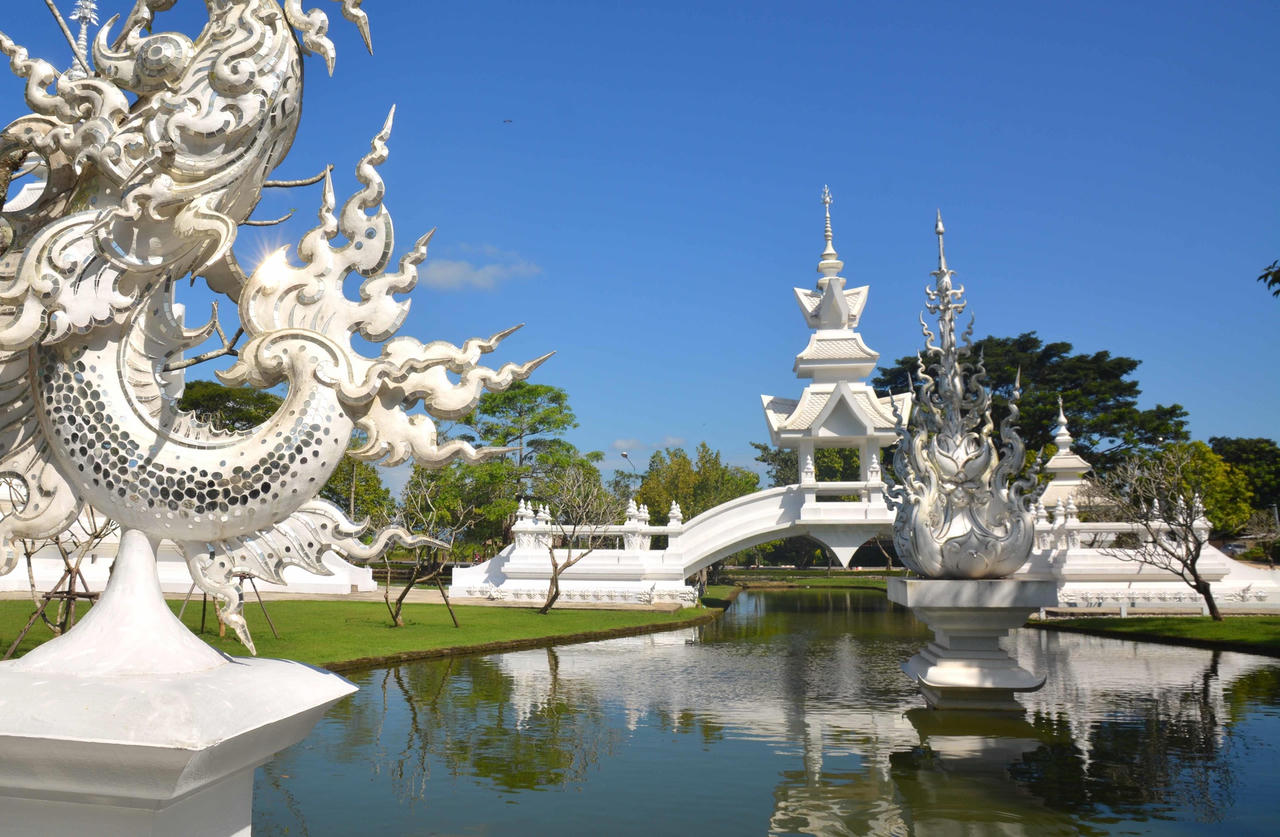 Chiêm ngưỡng ngôi chùa trắng huyền ảo giữa những tầng mây