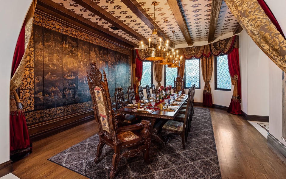 Ngắm nhìn dinh thự 1.400 m2 lấy cảm hứng từ “Harry Potter”