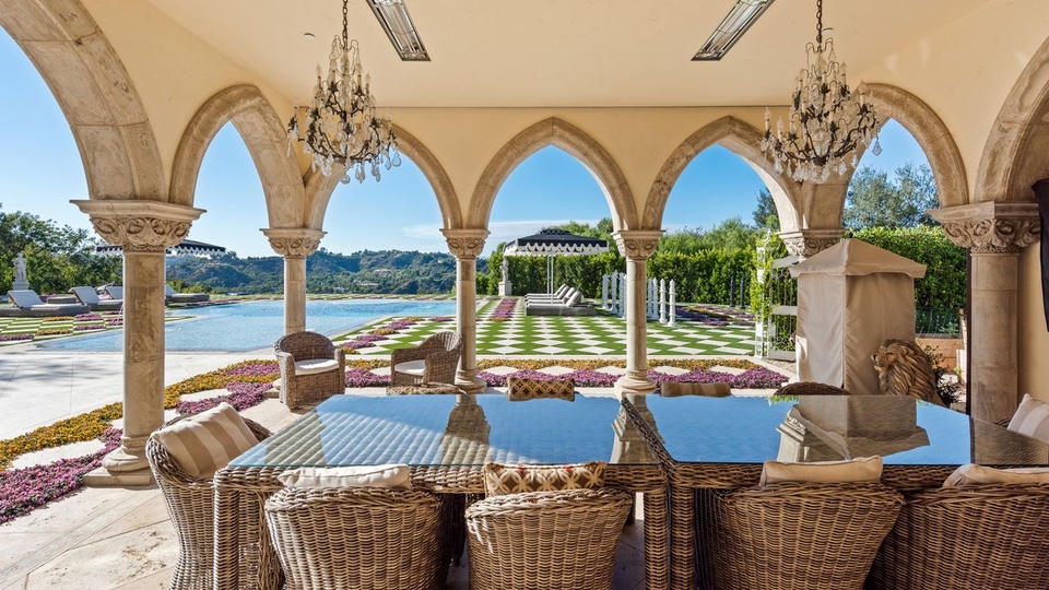 Ngắm nhìn dinh thự 1.400 m2 lấy cảm hứng từ “Harry Potter”