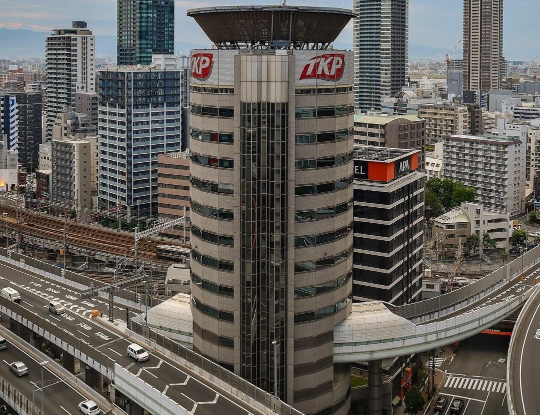 Độc đáo tòa nhà có đường cao tốc chạy xuyên qua