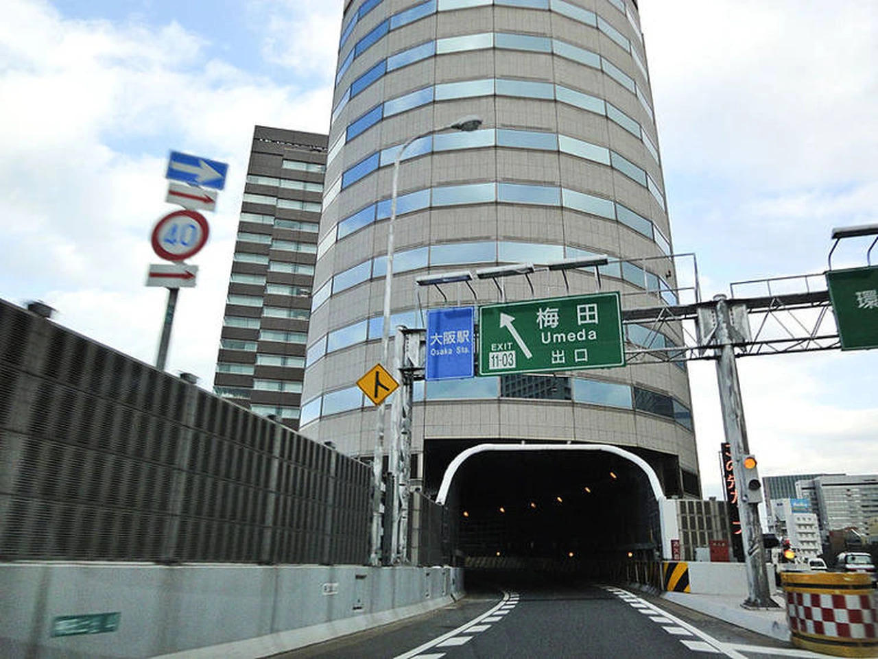 Độc đáo tòa nhà có đường cao tốc chạy xuyên qua