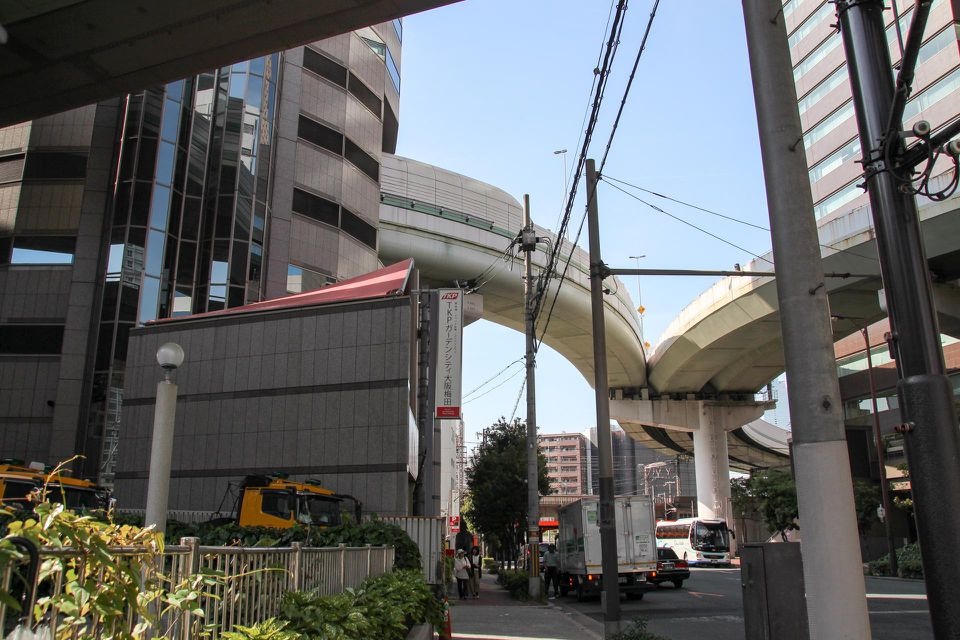 Độc đáo tòa nhà có đường cao tốc chạy xuyên qua