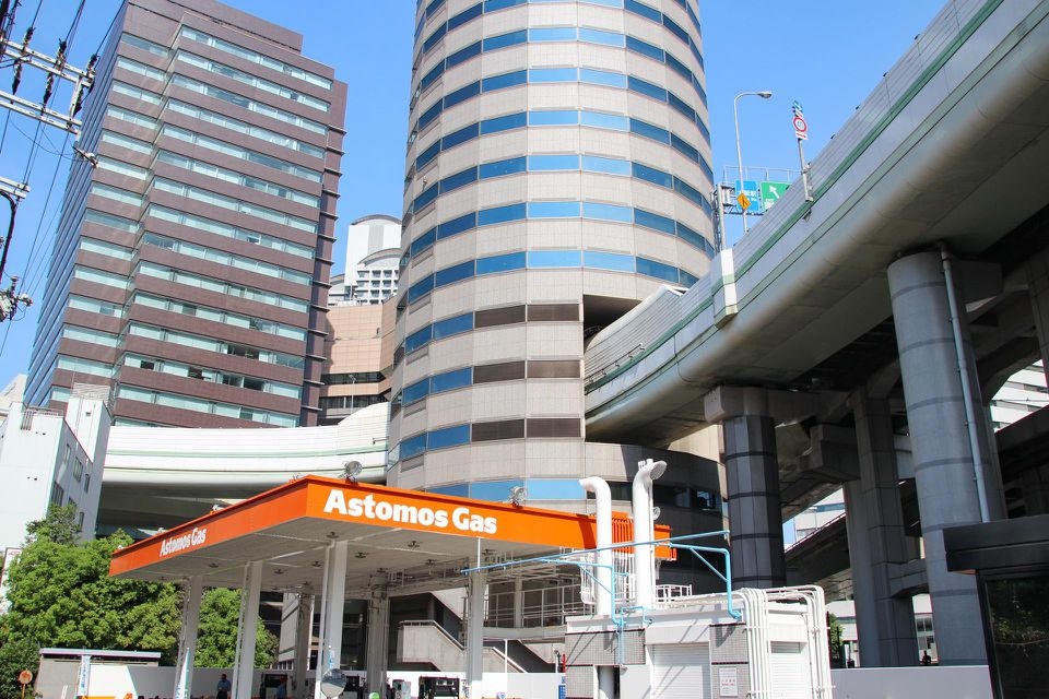 Độc đáo tòa nhà có đường cao tốc chạy xuyên qua