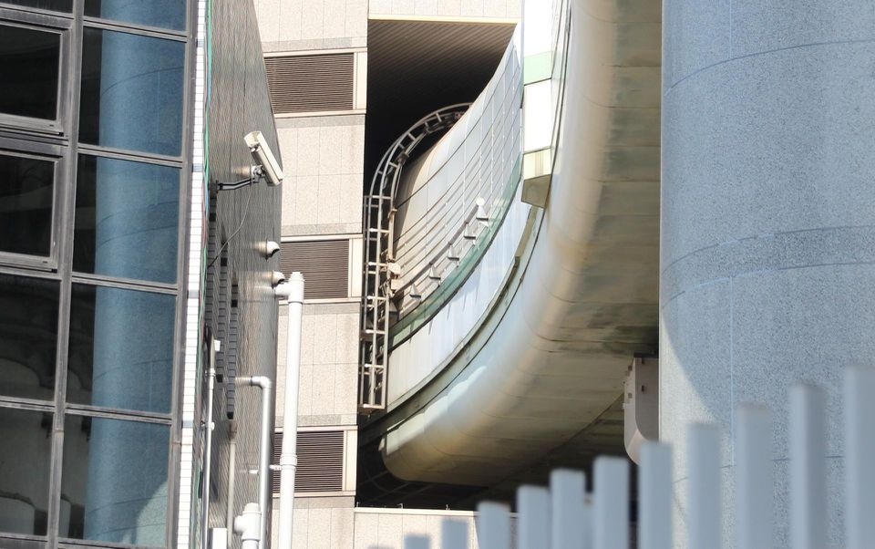 Độc đáo tòa nhà có đường cao tốc chạy xuyên qua