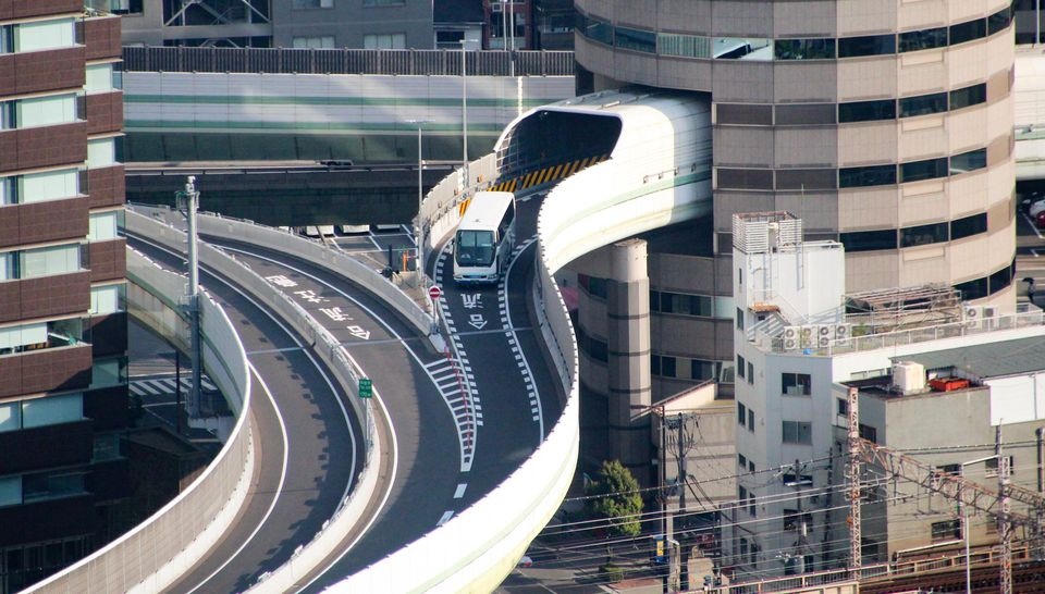 Độc đáo tòa nhà có đường cao tốc chạy xuyên qua