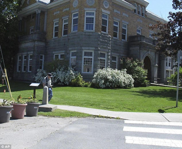 Tìm hiểu căn nhà đặc biệt nhất thế giới nằm giữa hai quốc gia