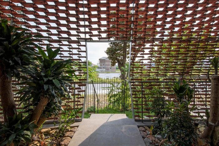 Ngắm nhìn ngôi nhà Việt dùng ngói làm mặt tiền đầy ấn tượng