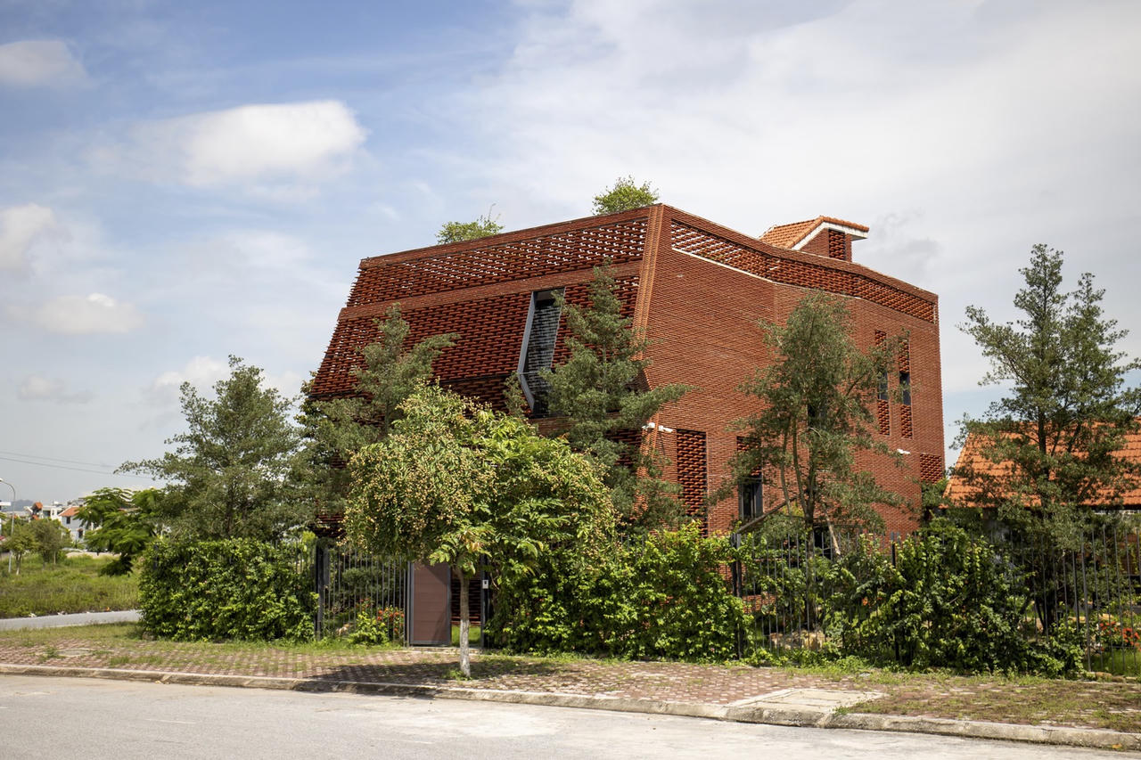 Ngắm nhìn ngôi nhà Việt dùng ngói làm mặt tiền đầy ấn tượng