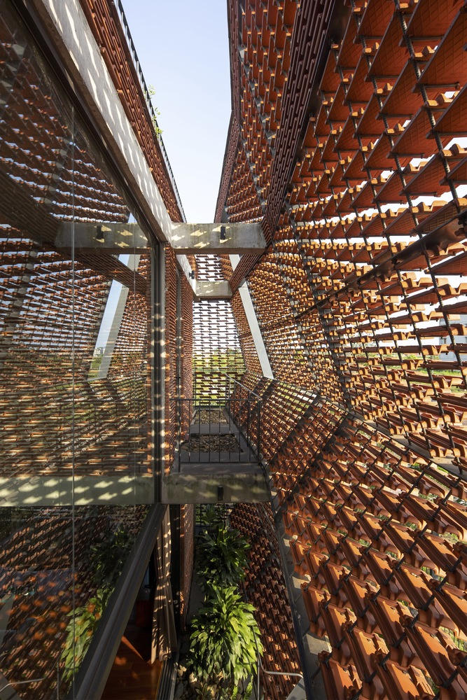 Ngắm nhìn ngôi nhà Việt dùng ngói làm mặt tiền đầy ấn tượng