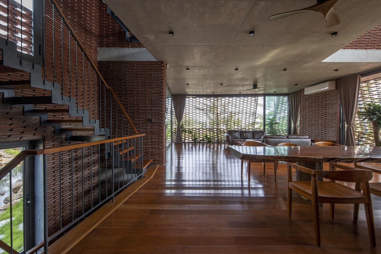 Ngắm nhìn ngôi nhà Việt dùng ngói làm mặt tiền đầy ấn tượng