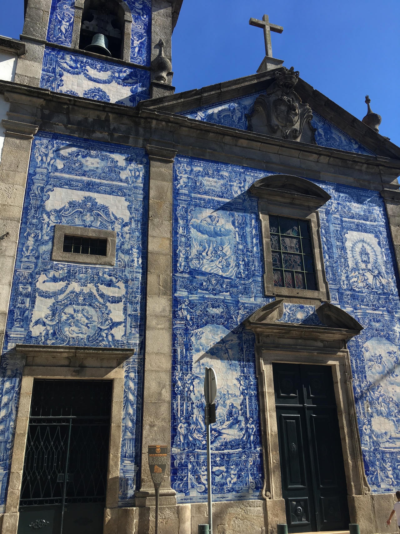 Độc lạ nhà thờ được ốp gạch men tạo thành những bức tranh tuyệt đẹp 