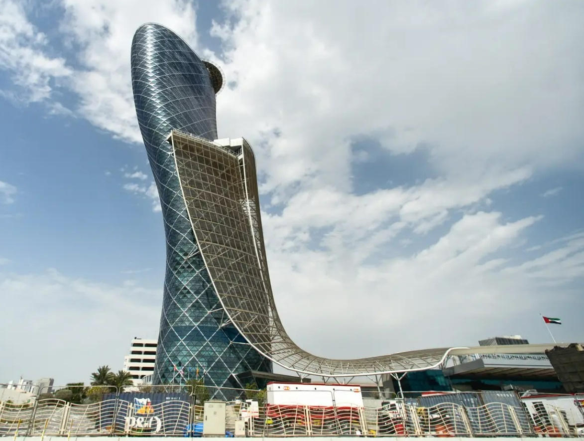 Top 3 tòa nhà tưởng rất cần một nơi nương tựa