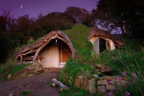 Ngôi nhà giống nhà của người lùn Hobbit được xây với giá chỉ khoảng 97 triệu đồng