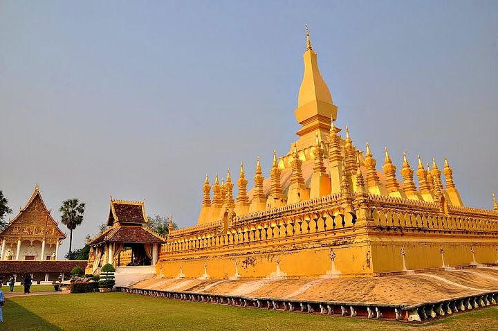 Chiêm ngưỡng tháp That Luang dát vàng lộng lẫy ở Lào 