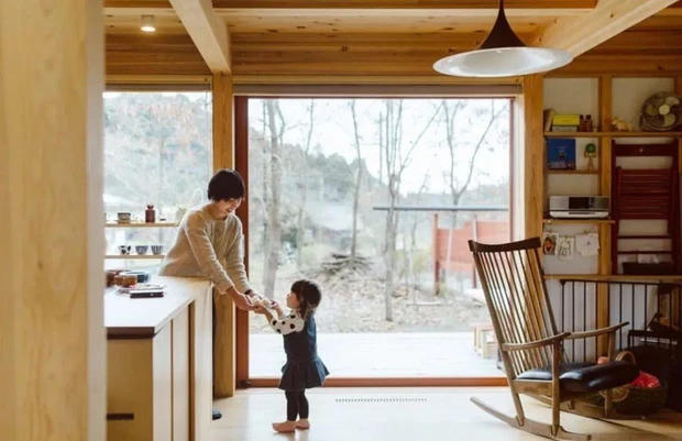 Chiêm ngưỡng ngôi nhà gỗ trên núi được chủ nhân tự làm vì muốn sống gần gũi với thiên nhiên 