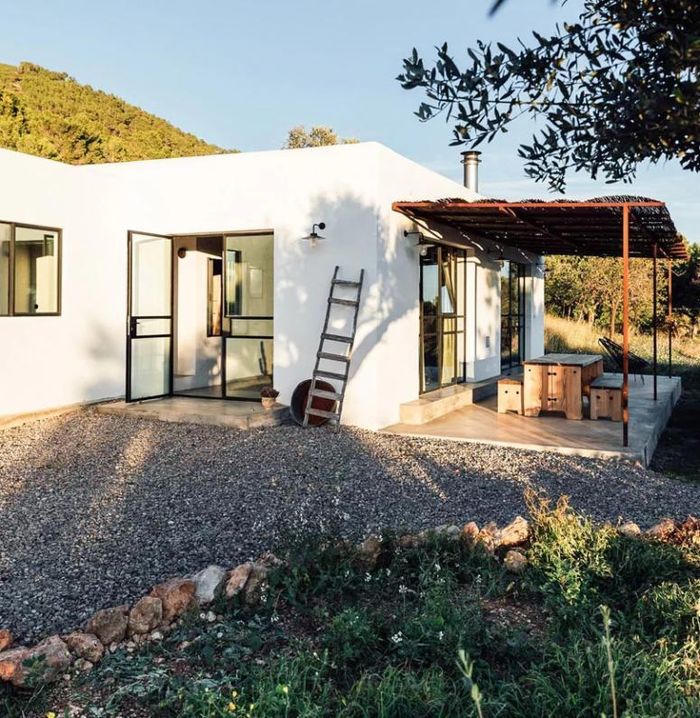 Chiêm ngưỡng ngôi nhà cấp 4 bên ngoài truyền thông, bên trong hiện đại 