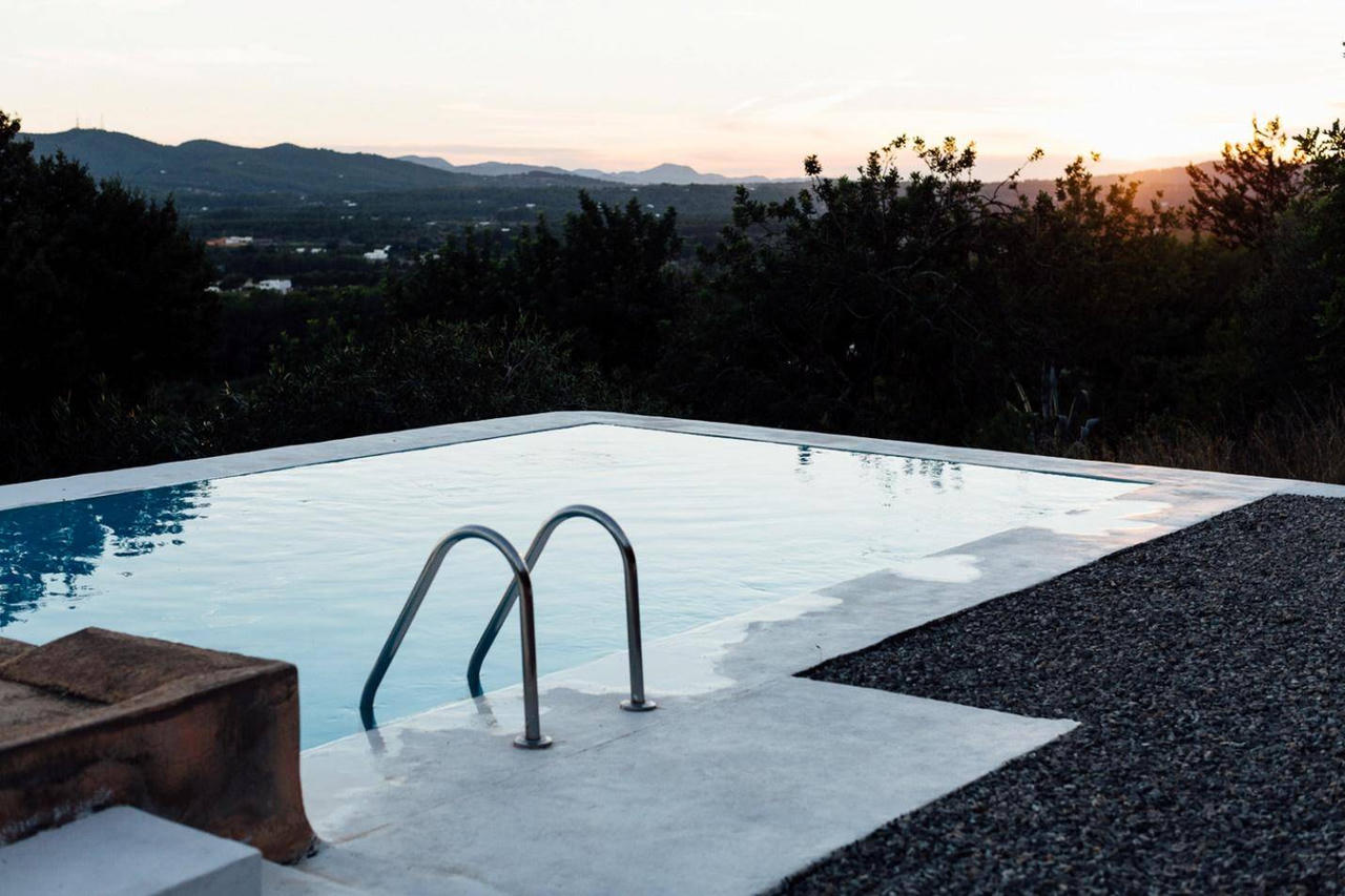 Chiêm ngưỡng ngôi nhà cấp 4 bên ngoài truyền thông, bên trong hiện đại 