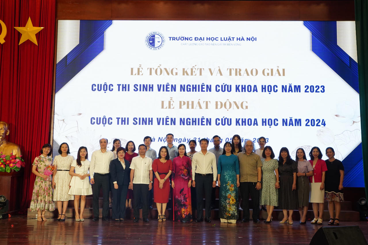 Đại học Luật Hà Nội trao giải cuộc thi “Sinh viên nghiên cứu khoa học năm 2023” 