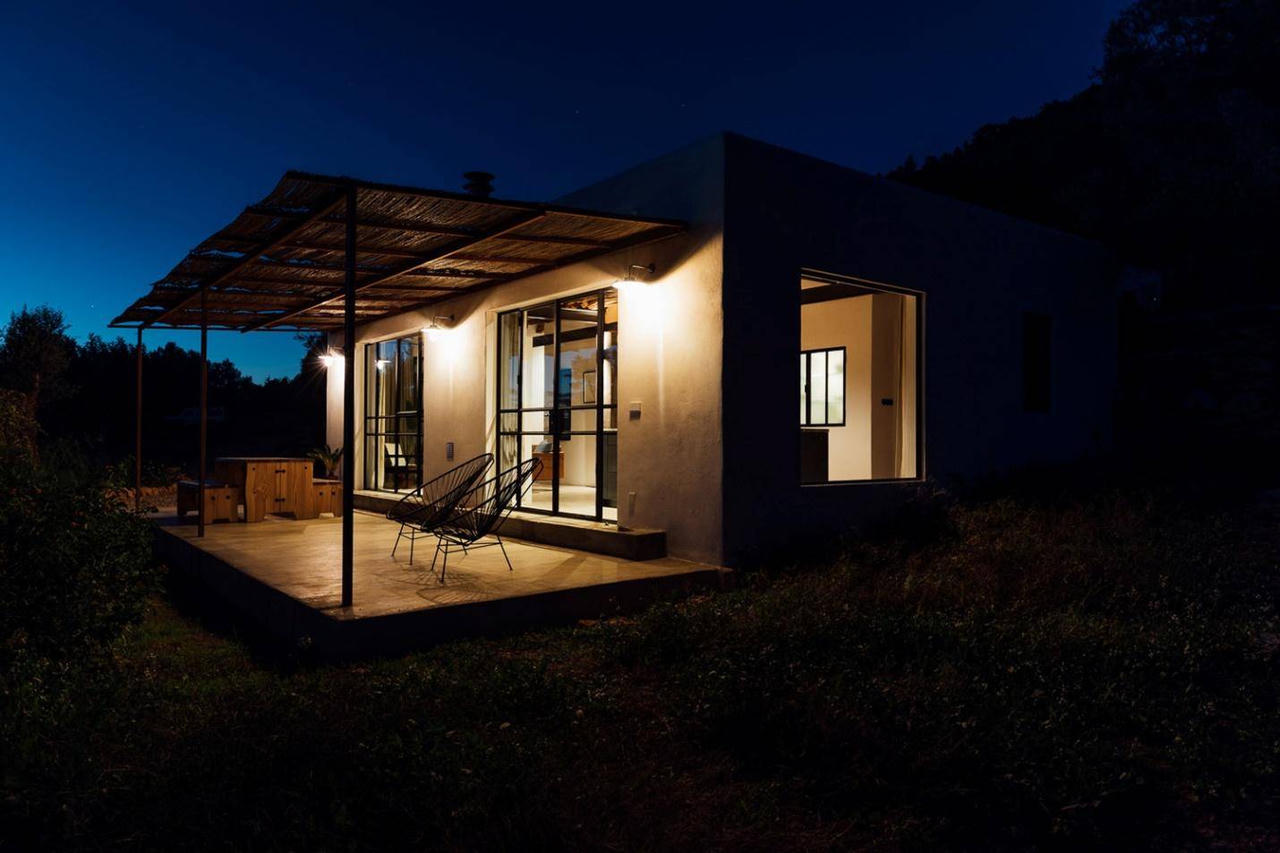 Chiêm ngưỡng ngôi nhà cấp 4 bên ngoài truyền thông, bên trong hiện đại 