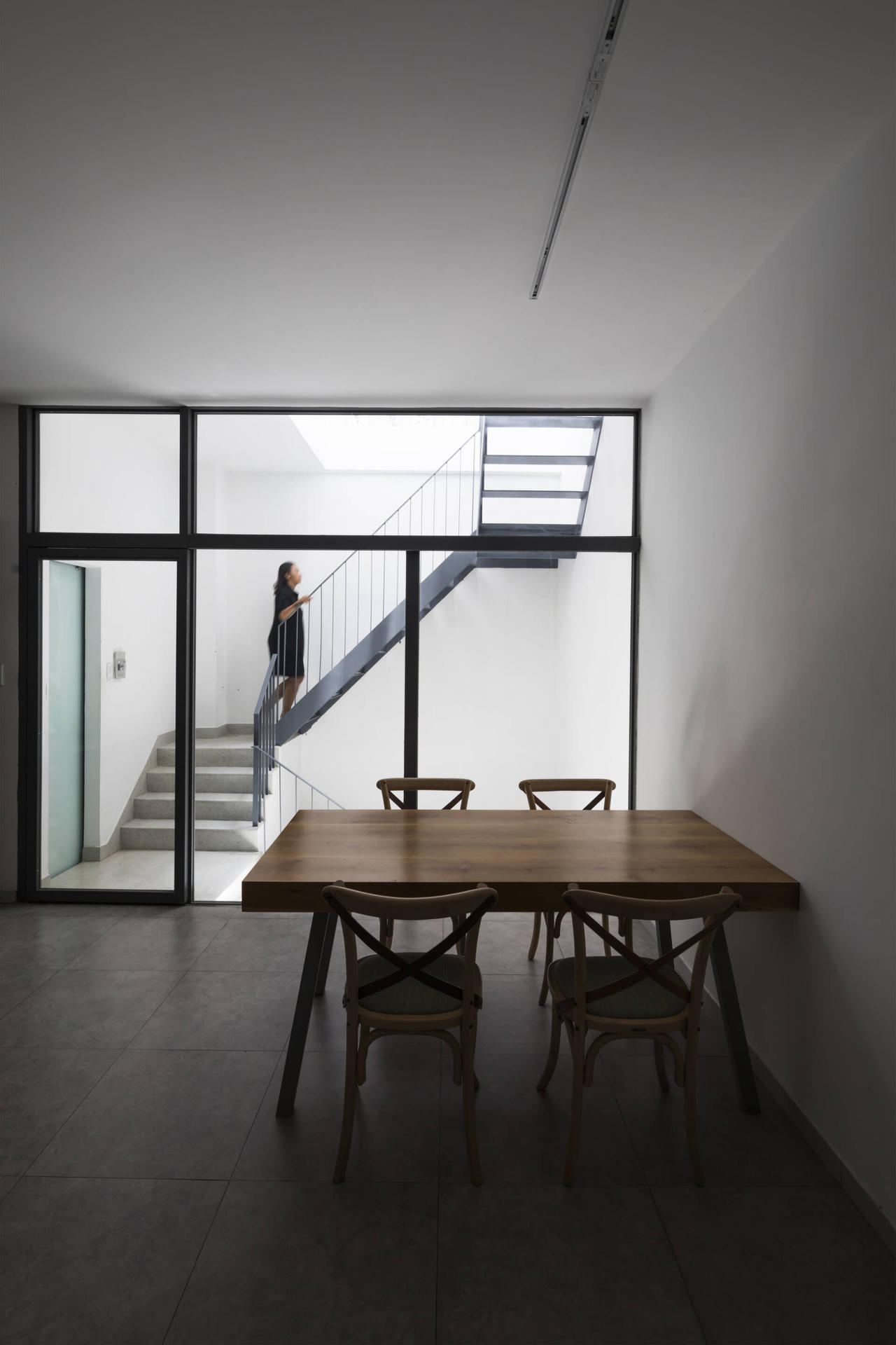 Ngôi nhà hướng Tây mát rười rượi nhờ sở hữu mặt tiền tràn ngập cây xanh 