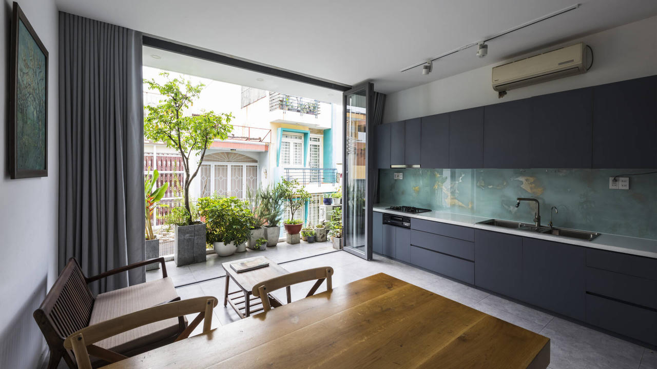 Ngôi nhà hướng Tây mát rười rượi nhờ sở hữu mặt tiền tràn ngập cây xanh 