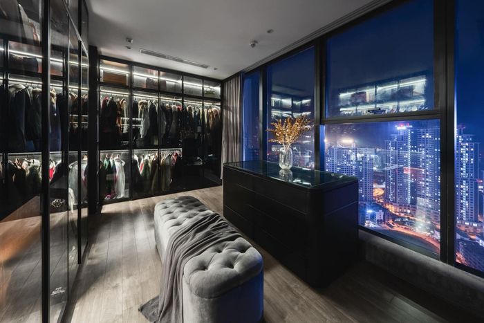 Chiêm ngưỡng căn duplex với nội thất đen trắng siêu sang 