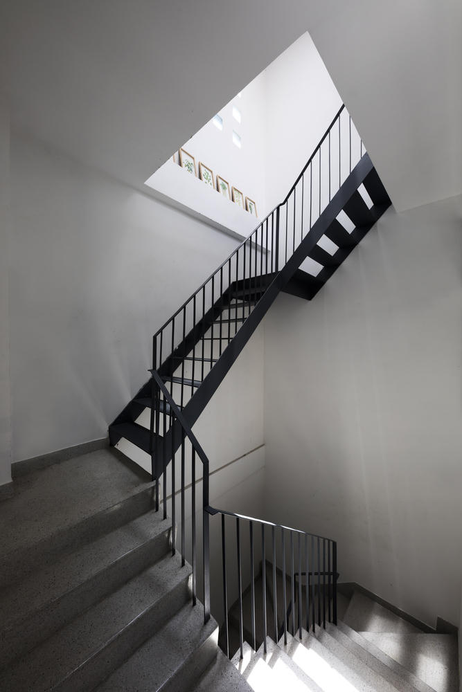 Ngôi nhà hướng Tây mát rười rượi nhờ sở hữu mặt tiền tràn ngập cây xanh 