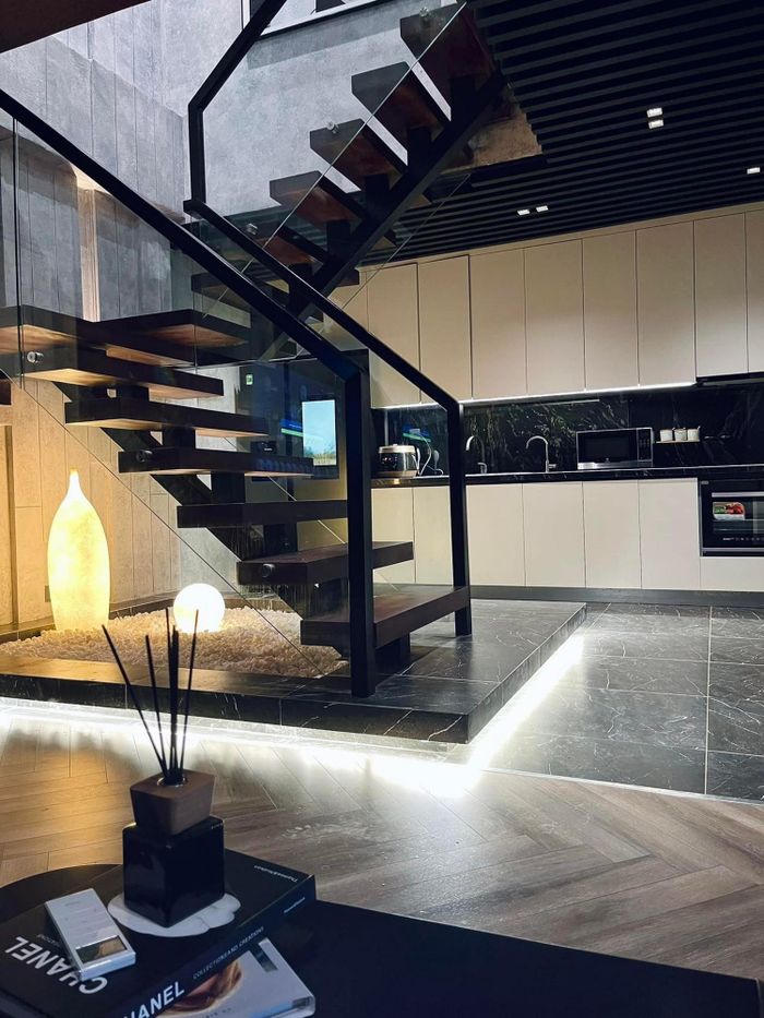 Chiêm ngưỡng căn duplex với nội thất đen trắng siêu sang 