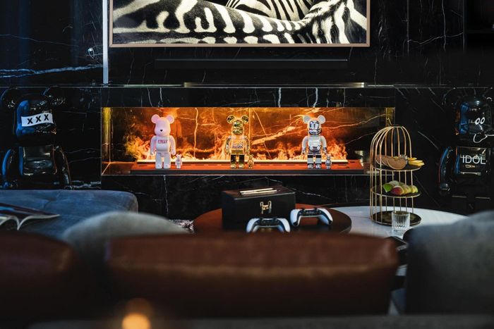 Chiêm ngưỡng căn duplex với nội thất đen trắng siêu sang 