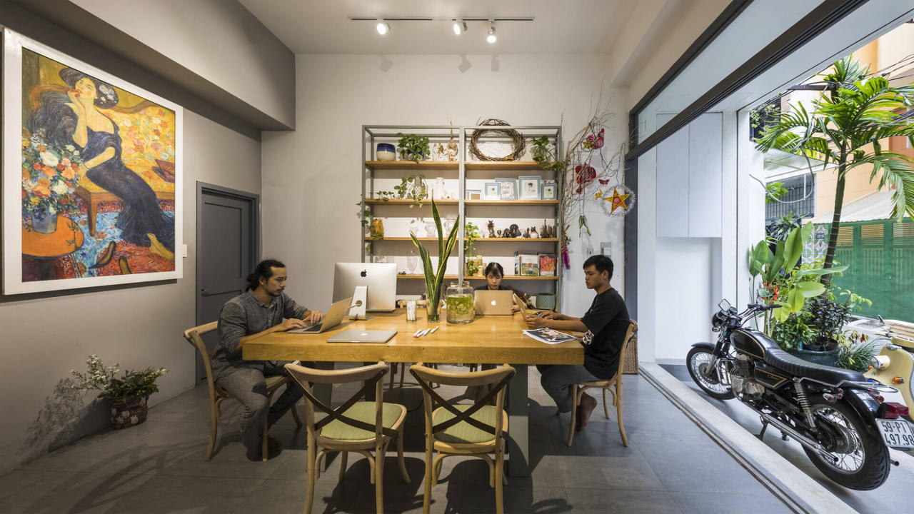 Ngôi nhà hướng Tây mát rười rượi nhờ sở hữu mặt tiền tràn ngập cây xanh 