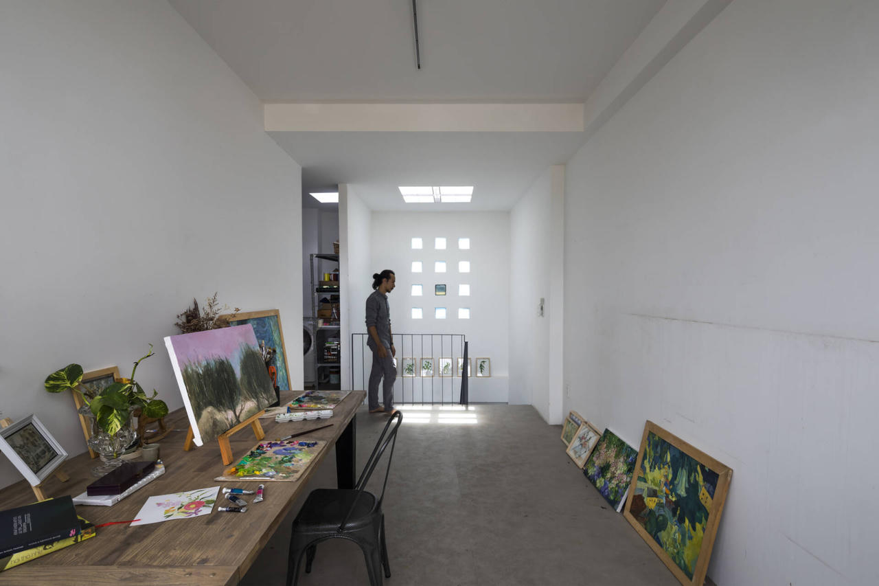 Ngôi nhà hướng Tây mát rười rượi nhờ sở hữu mặt tiền tràn ngập cây xanh 