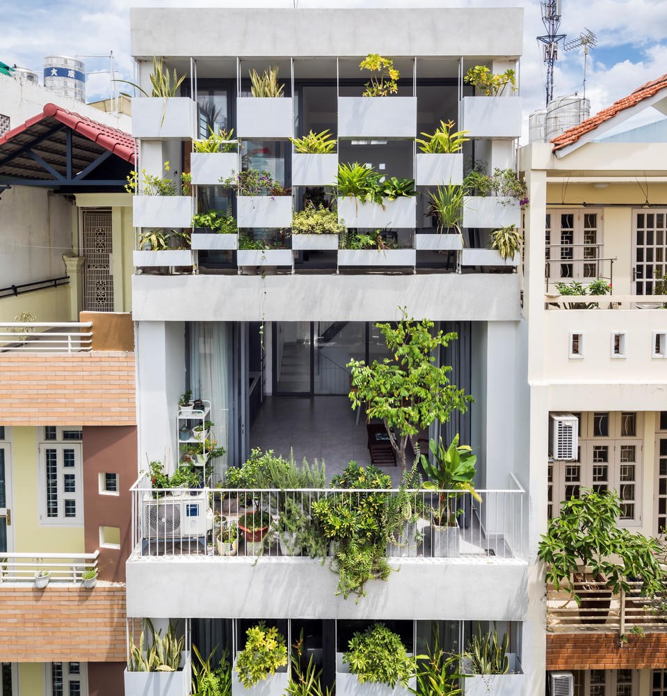 Ngôi nhà hướng Tây mát rười rượi nhờ sở hữu mặt tiền tràn ngập cây xanh 