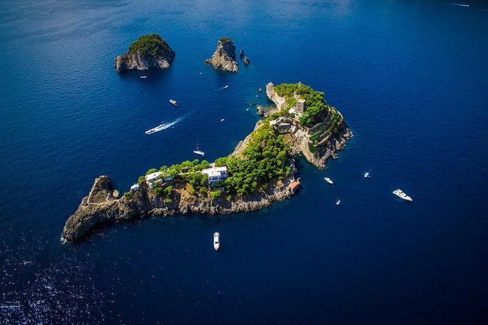 Hòn đảo hình cá heo ở Italy, mỗi lần chỉ đón 12 du khách 