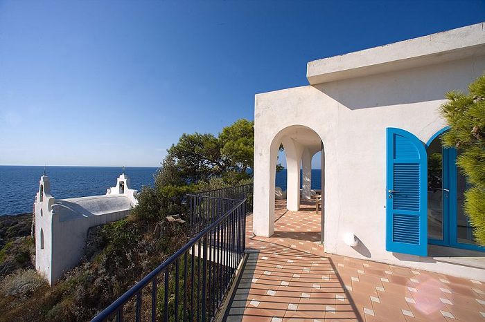 Hòn đảo hình cá heo ở Italy, mỗi lần chỉ đón 12 du khách 