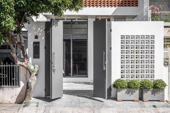 Nhà kho cũ lột xác thành ngôi nhà 2 tầng tràn ngập ánh nắng 