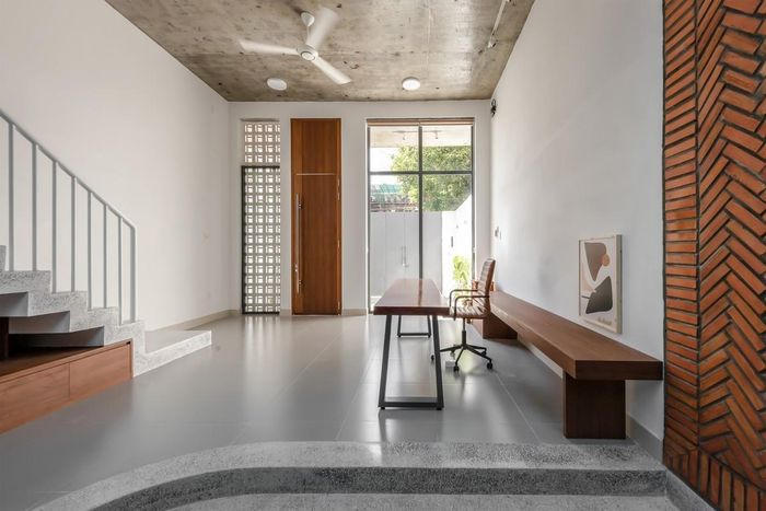 Nhà kho cũ lột xác thành ngôi nhà 2 tầng tràn ngập ánh nắng 