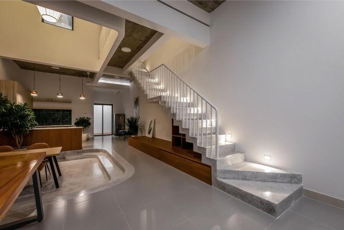 Nhà kho cũ lột xác thành ngôi nhà 2 tầng tràn ngập ánh nắng 