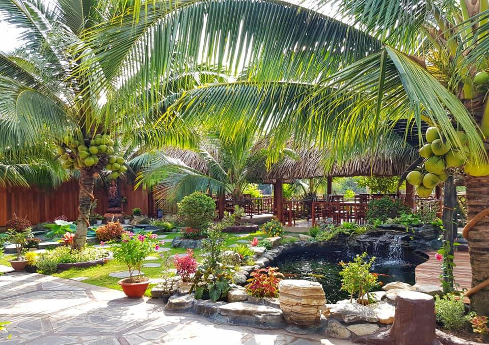 Ngôi nhà độc đáo trên cù lao An Bình được làm từ 4000 cây dừa 