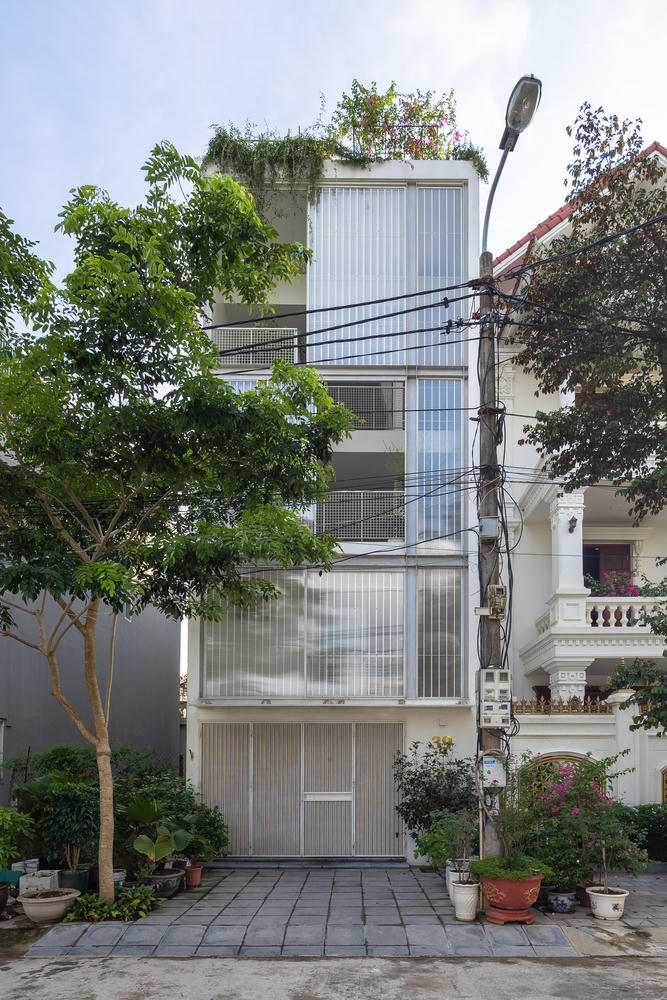 Ngôi nhà hẹp được thiết kế nâng sàn sáng tạo ở Ninh Bình 